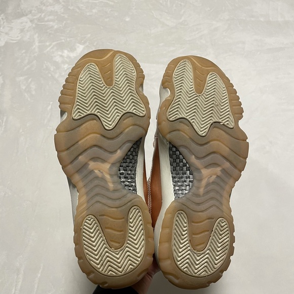 Jordan 11 rose golds - Picture 2 of 5